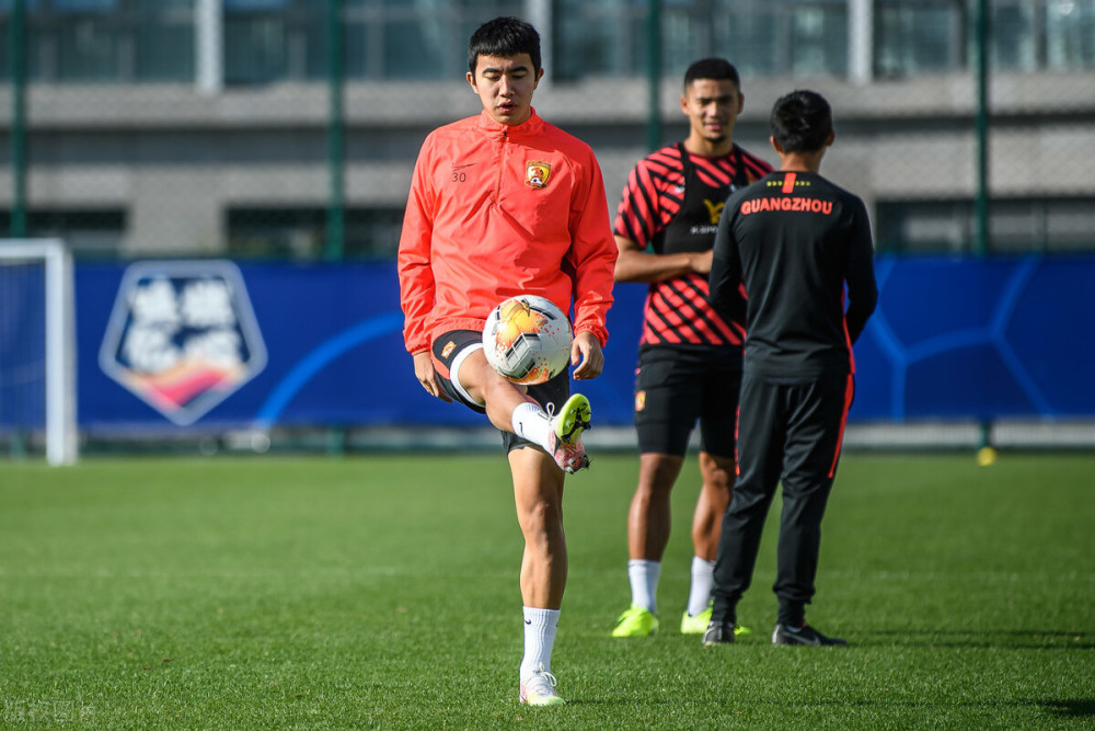开云注册-广州队发布备战花絮；今夜战术微调；法甲任务艰巨；控场能力受关注(恒大足校能否接替广州队继续征战绿茵场)